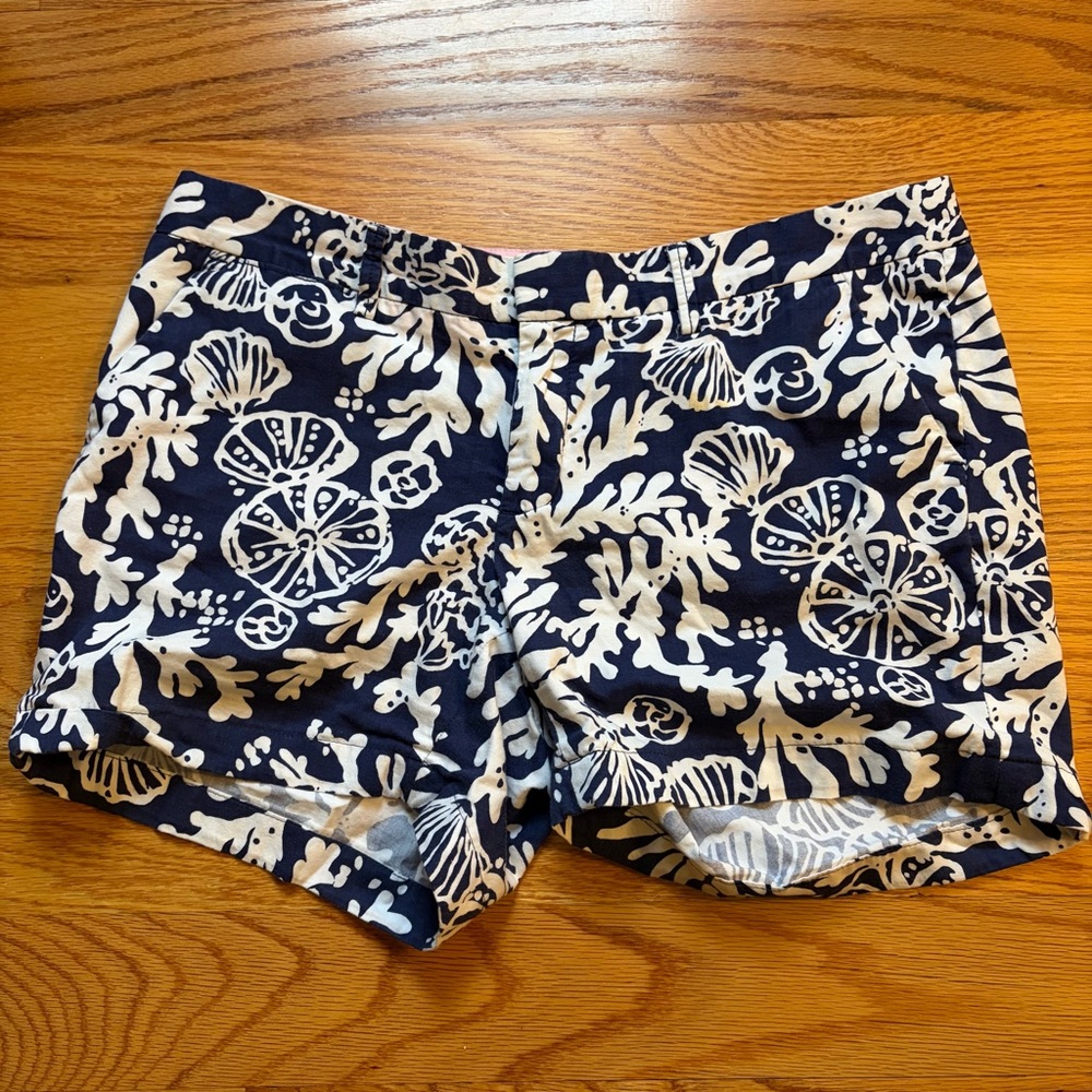 Lilly Pulitzer avenue short navy blue and white print size 8